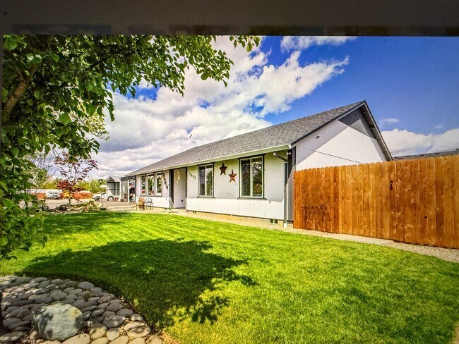 Building Photo - Wow !!! This 3 Bedroom 2 Bath Home with He...