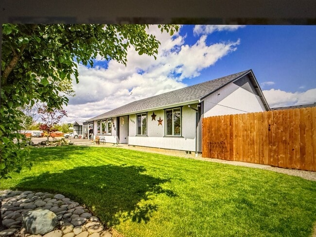 Foto del edificio - Wow !!! This 3 Bedroom 2 Bath Home with He...