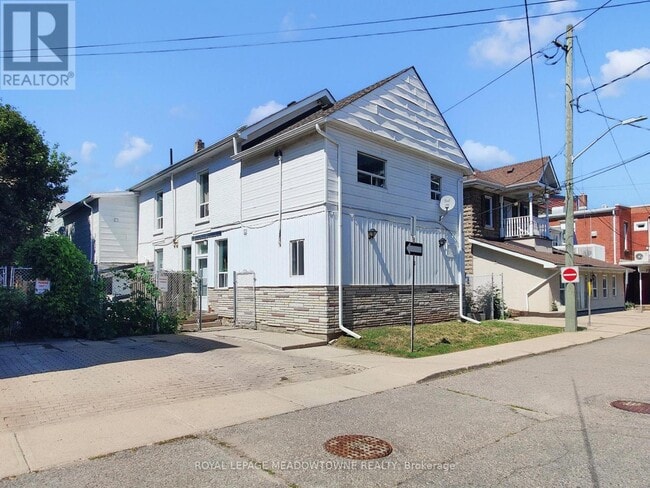 Building Photo - 12 Wesleyan St