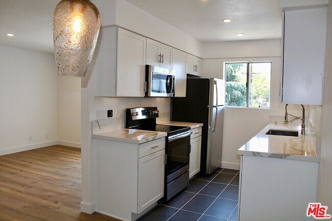 Building Photo - 1547 N Edison Blvd