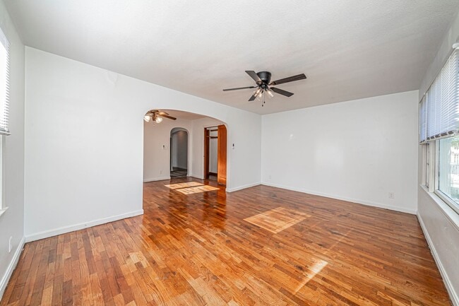 Foto del edificio - 411 W 5th St