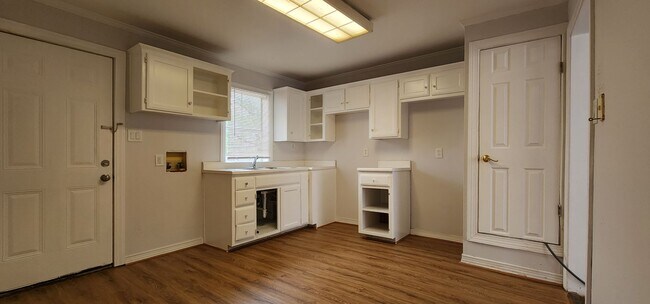 Building Photo - 2bedrooms 1bathroom 1 car garage