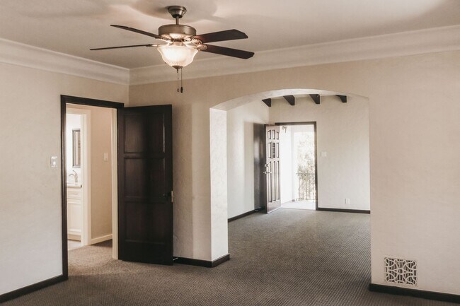 Building Photo - Belmont Shores Beachside Living – 3 Bed / 2 Bath