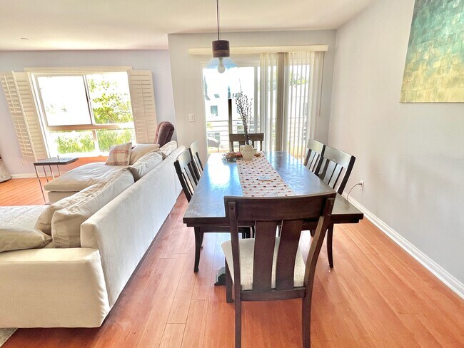 Living room - 5764 San Vicente Blvd