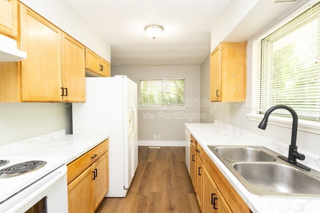 Building Photo - 1127 Clermont Dr