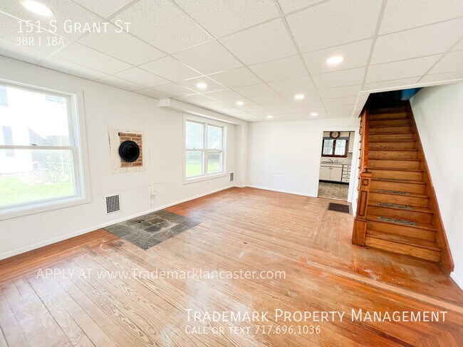 Building Photo - Spacious 3 Bedroom Town Home