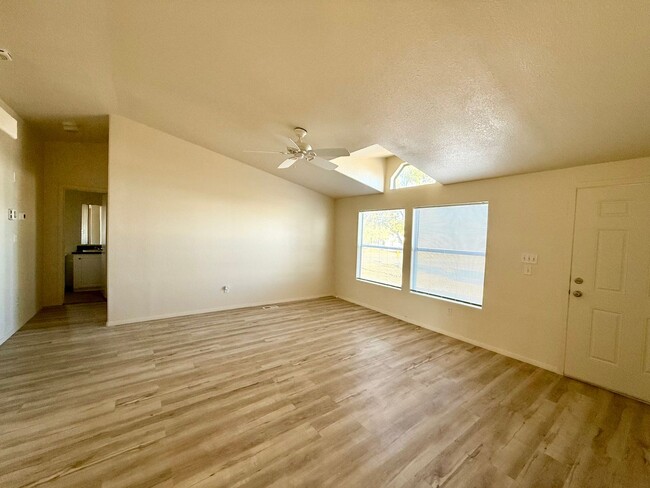 Building Photo - 3 Bed / 2 Bath Home with Workshop on 0.42 ...