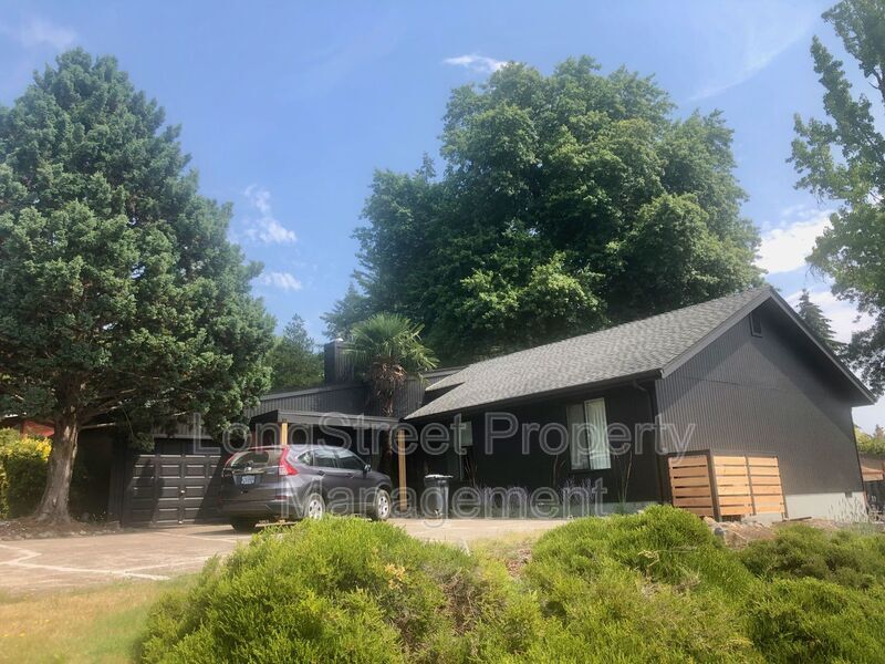 Primary Photo - 1011 NW Fernwood Pl