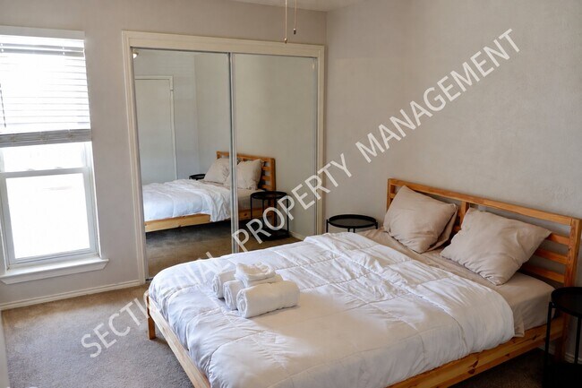 Foto del edificio - 715-719 N Center St