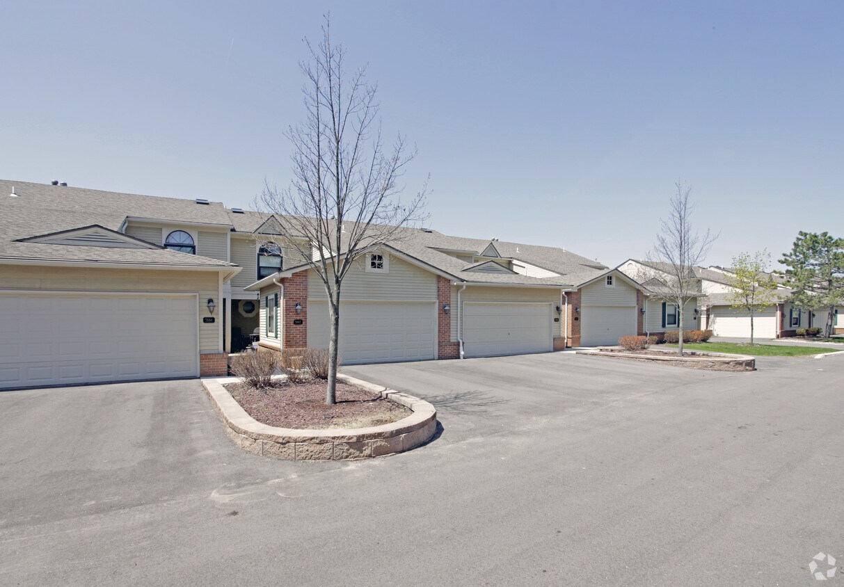 Walnut Woods Condominiums Apartments West Bloomfield, MI