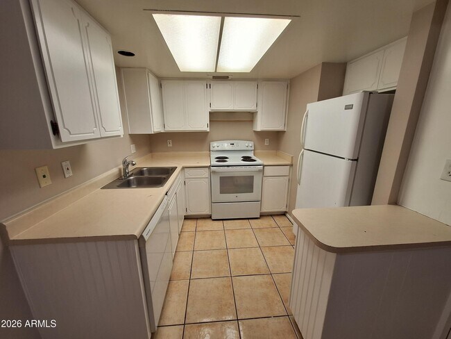 Building Photo - 1449 E Knoll Cir