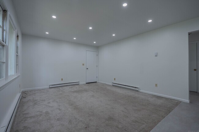 Building Photo - 16 Oenoke Pl