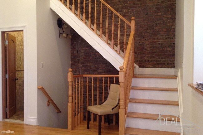 Building Photo - 161 Hoyt St