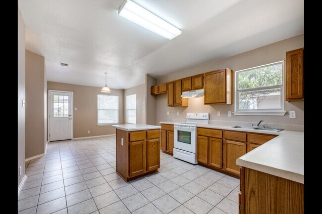 Building Photo - 611 Granite Cliff