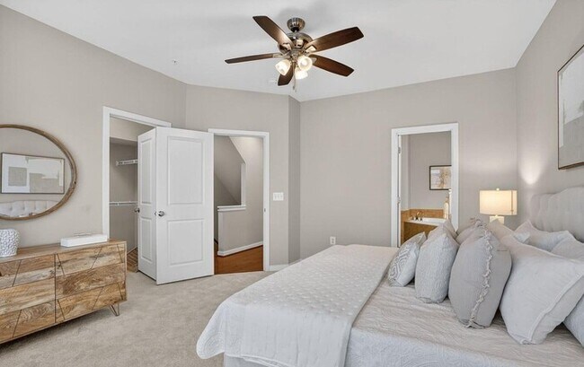 Foto del edificio - Modern 3BR Townhome with Rooftop Terrace & Garage in Old Town Commons