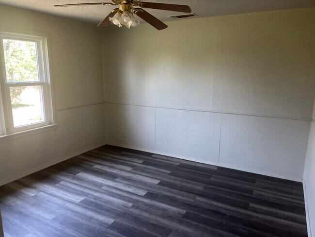 Building Photo - Newly Remodled 3 Bedroom 2 Bath with a Bon...