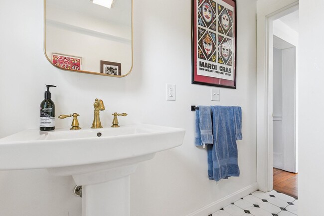 Building Photo - 42 Warren Ave