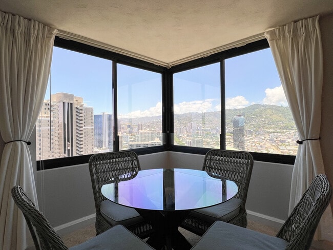 Dining with a view - 343 Hobron Ln