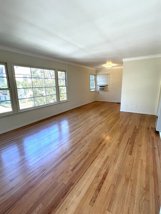 Foto principal - 10630 Holman Ave