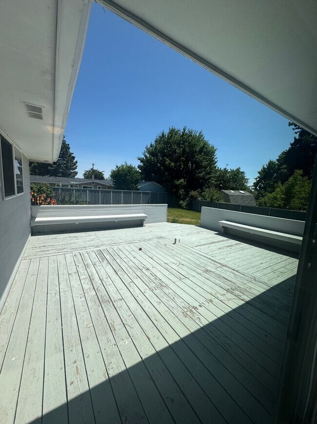 Foto del edificio - 3 bed 2 bath house with attached garage an...