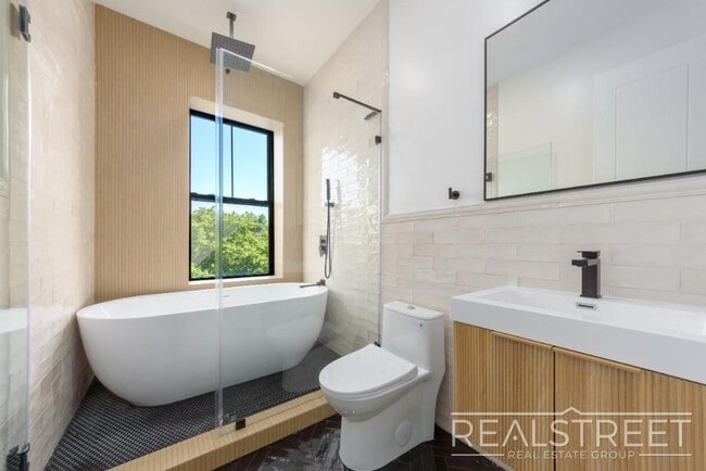Foto del edificio - Stunning Brand New 2 Bed 2 Bath + PRIVATE ...