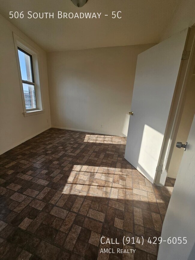 Building Photo - 506 S Broadway