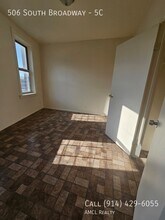 Building Photo - 506 S Broadway