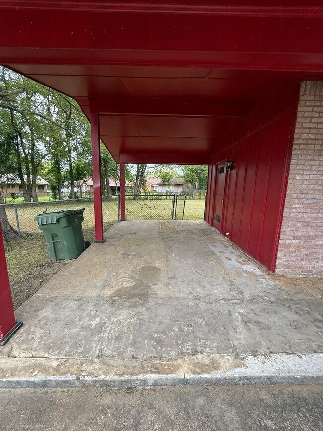 Foto del edificio - ** 3 Bed 1.5 Bath Located in South Lawn** ...