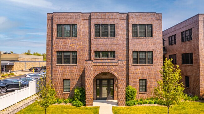 Building Photo - 932 W 11 Mile Rd