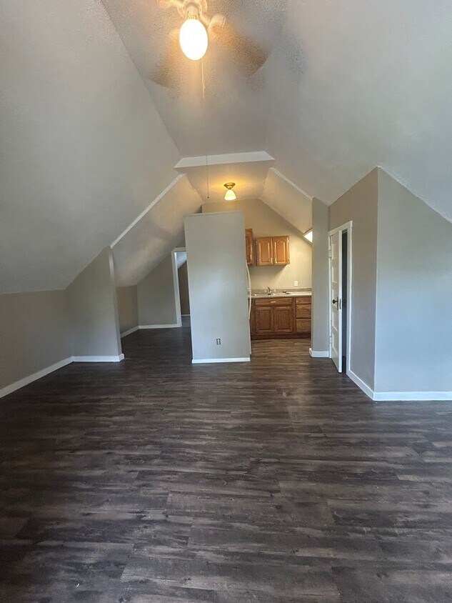 Foto principal - 317 E 8th St
