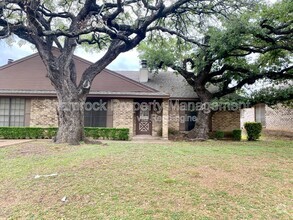 Building Photo - 910 Briar Dr