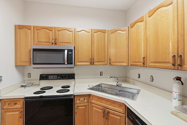 Building Photo - 15663 Viewpoint Cir