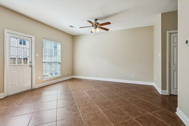 Foto del edificio - 3BR/2.5BA Townhome — Garage + Backyard — Great Schools