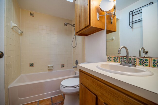 Building Photo - Sweet, Small Private Unit Available Now!