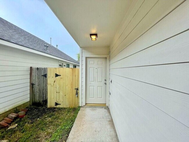 Building Photo - 7242 Shaman Ln