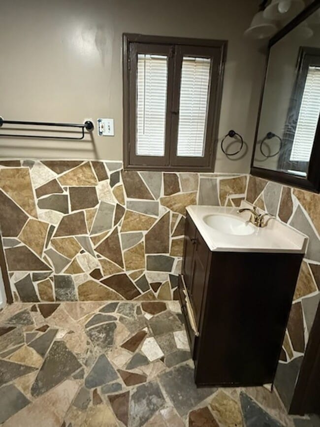 Foto del edificio - 2 Bedroom House with Fenced in backyard