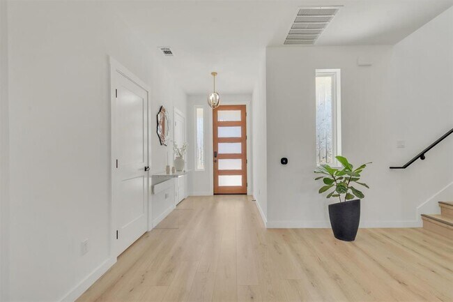 Foto del edificio - 2307 Lathan Ln