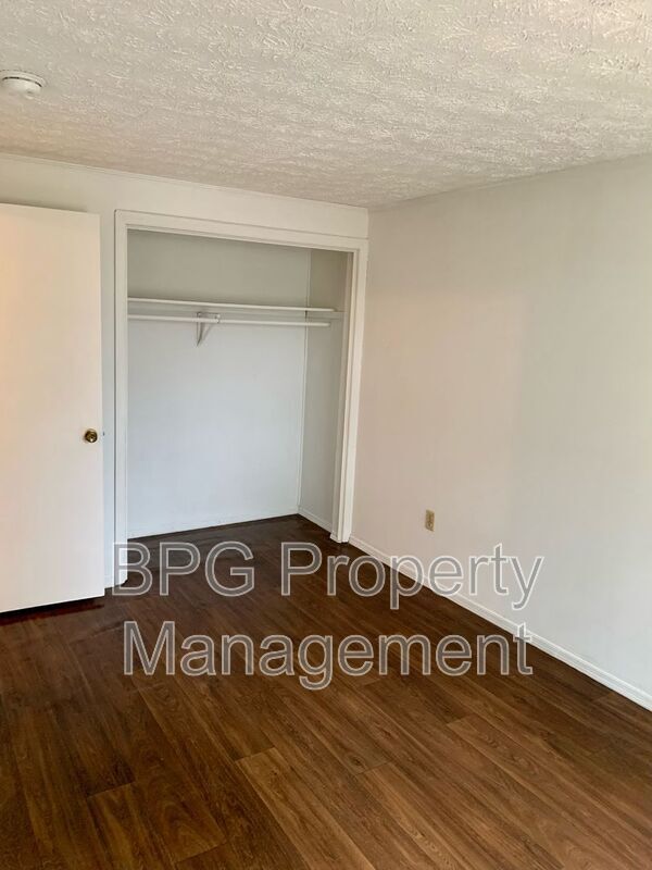 Building Photo - 123 Circle Dr