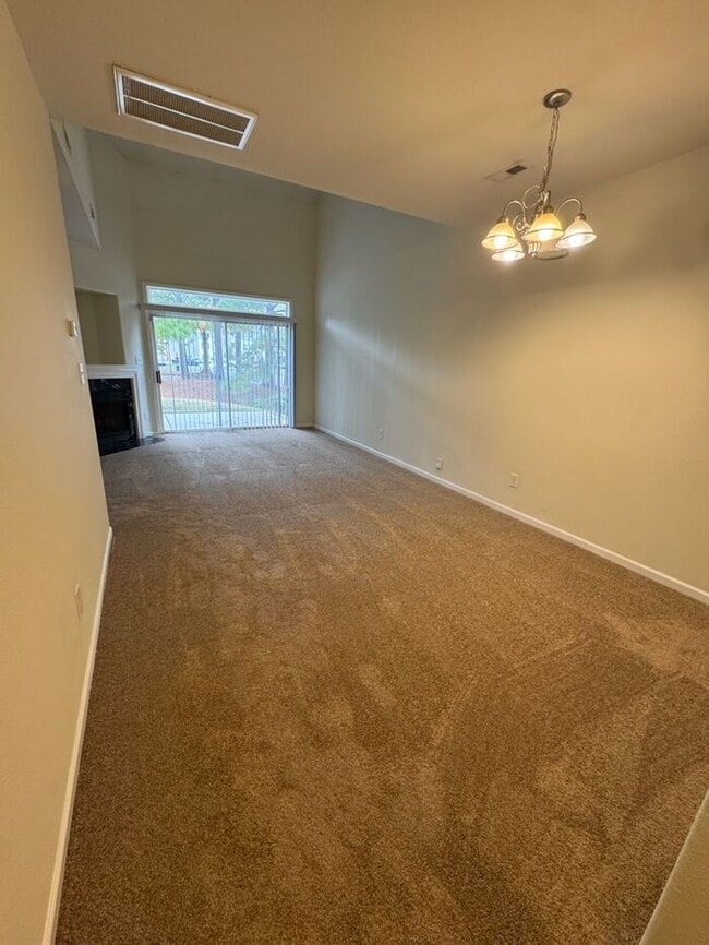 Foto del edificio - Charming 2 story, end-unit townhome with 3...