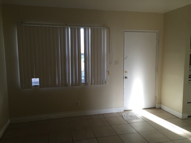 Foto del edificio - Nice 2-1 apartment with central air , pool...