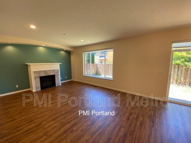 Building Photo - 471 NE Caden Ave