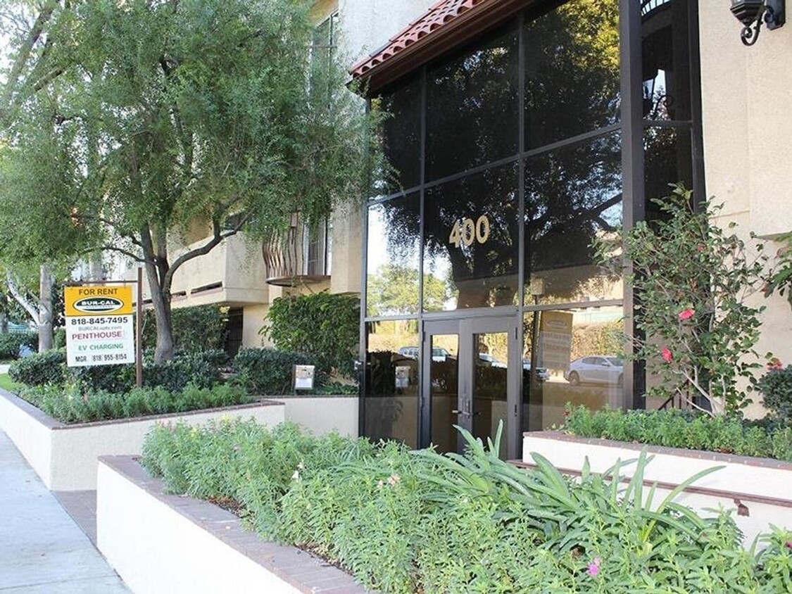 Foto principal - 400 N Hollywood Way