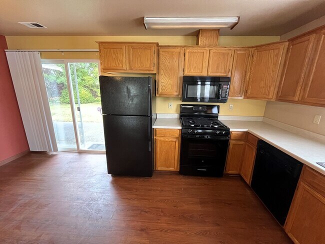 Foto del edificio - Pet-Friendly 3 Bed 2 Bath McKinleyville Home