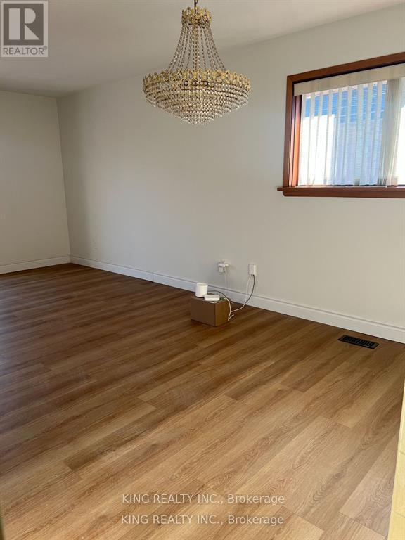 Photo du bâtiment - 215 Sloane Ave