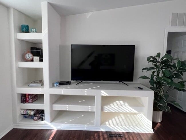 Building Photo - Fully furnished 3 BR Home Includes Utiliti...
