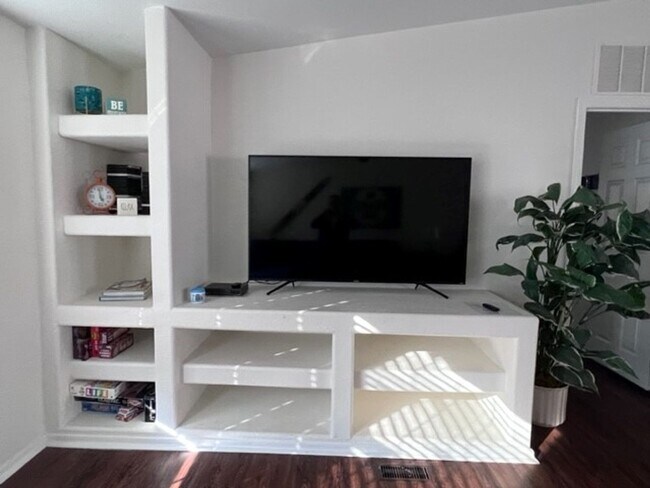 Foto del edificio - Fully furnished 3 BR Home Includes Utiliti...
