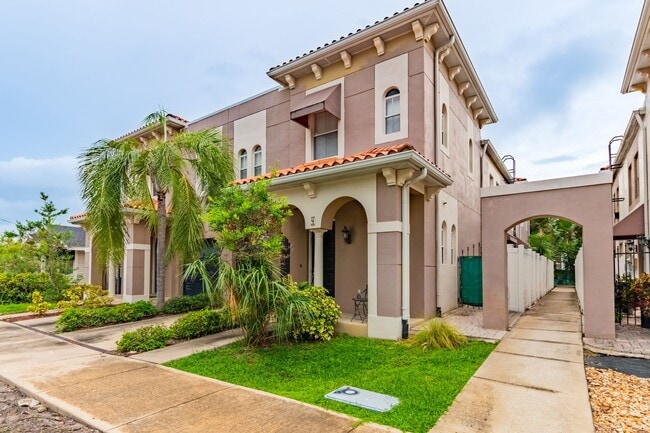 Building Photo - South Tampa 3 Bed / 2 Bath / 1 Car Garage ...