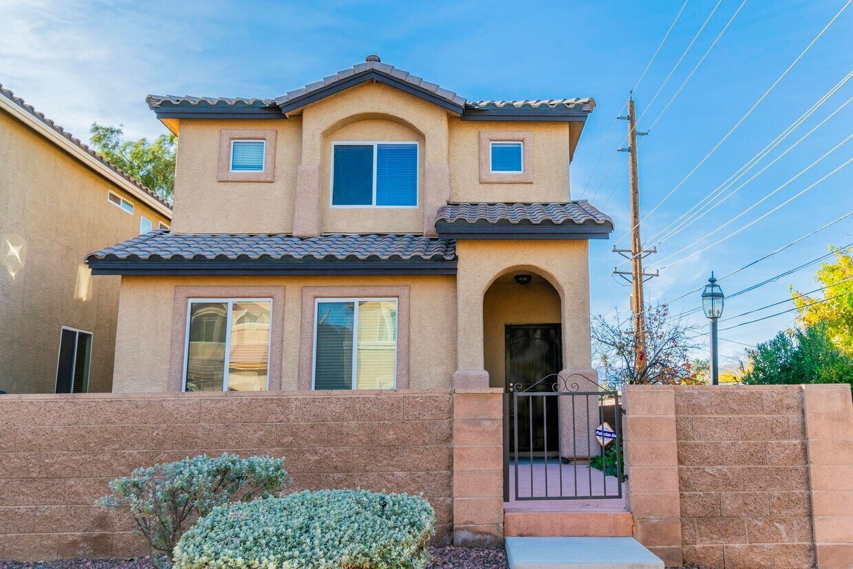 Foto principal - 3 bedroom home in gated community