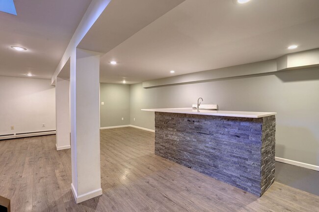 Foto del edificio - 4 Bedroom 2 Bath Hanover Home w- 2-Car Gar...