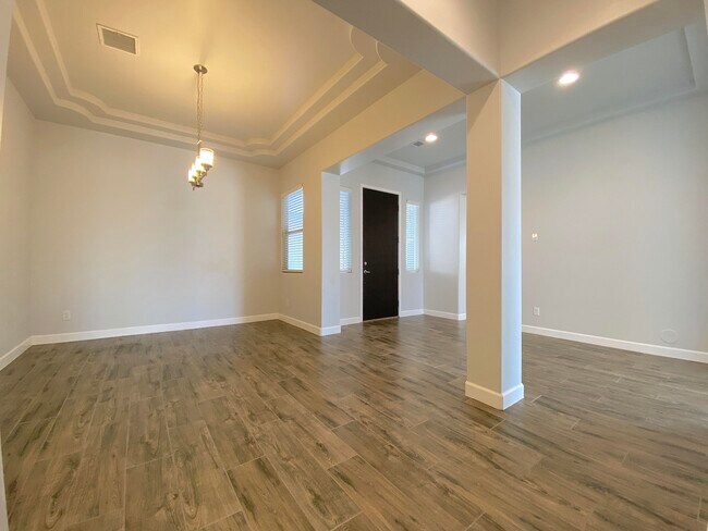 Building Photo - 5889 Valle Bello Ave